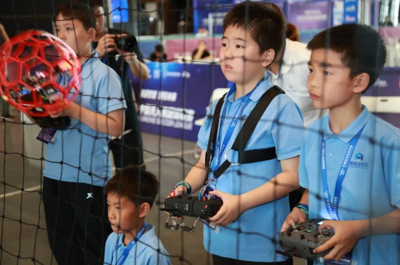 无人机足球角逐中